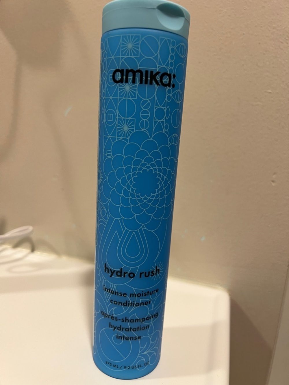 amika Hydro Rush Intense Moisture Conditioner - Bright Blue Bottle
Used once